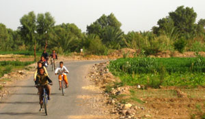 enfants sur leurs vélos